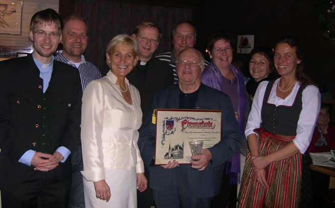 vorne: Kooperator Christian Hödlmoser, BGM LAbg. Sonja Ottenbacher, Altdechant Peter Hofer, Pastoralassistentin Kerstin Planer; hinten: Vizebürgermeister Cornel Knapp, Altdechant Tobias Giglmayer, Vital Enzinger, Pfarrgemeinderatsobfrau Brigitte Enzinger, Karin Kammerlander Liturgieobfrau PGR